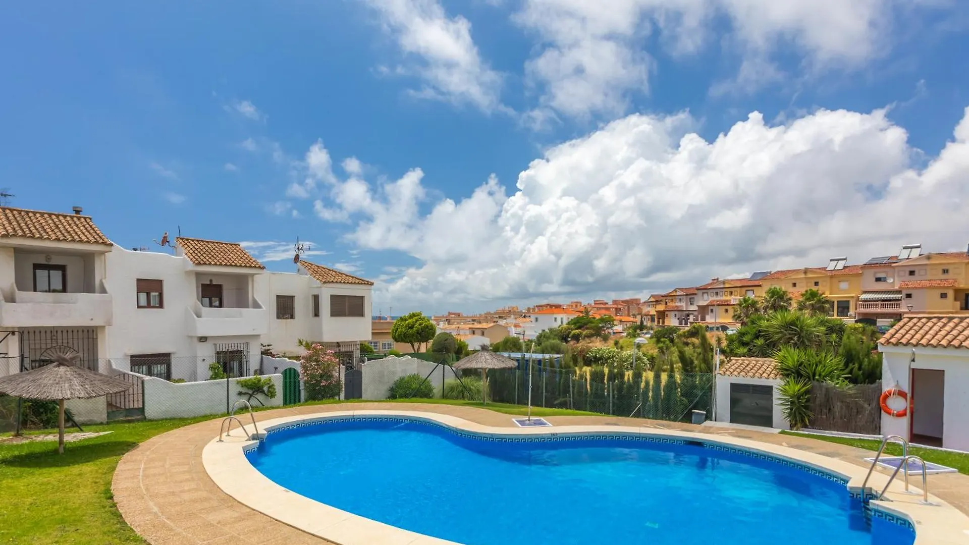דירות טריפה Espectacular Adosado - Patio, Piscina & Office